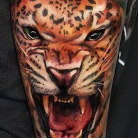 Tatuaggio super realistico sul braccio il leopardo con la bocca spalancata