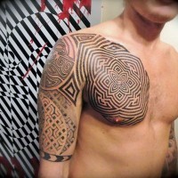Tatuaje en el pecho y brazo, ornamento hipnótico tribal estupendo