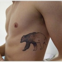 Tatuaje en las costillas, oso de partes negra y blanca