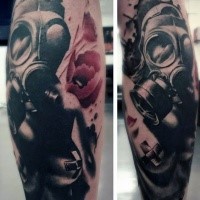 Illustrativer Stil schwarzer Mann in der Gasmaske Tattoo am Bein mit roter Blume
