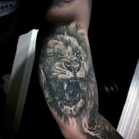 Illustrativer Stil schwarzweißer brüllender Löwe Tattoo am Bizeps