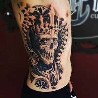 Illustrativer Stil schwarzweißes Seite Tattoo von Monster König