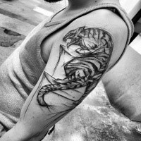 Tinta negra ilustrativa pintada por Inez Janiak tatuaje en el brazo superior del tigre enojado