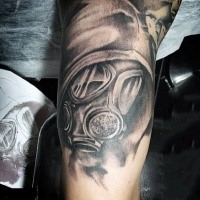 Illustrativer Stil farbiges Bizeps Tattoo von Mann in der Gasmaske