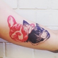 Illustrativer Stil farbiges Bizeps Tattoo mit Gesichtern den Hunde