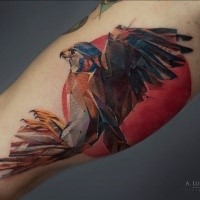 Illustrativer Stil farbiges Bizeps Tattoo mit fliegendem Adler