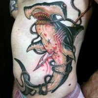Illustrativer Stil farbiges blutiges Hammerhai aus Harpune Tattoo an der Seite