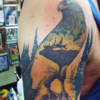 Illustrativer Stil farbiges Adler Tattoo an der Schulter  mit Elch