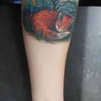 Illustrativer Stil farbiges Unterarm Tattoo von schlafendem Fuchs in nächtlichem Wald