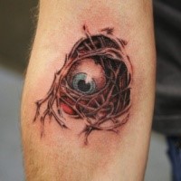 Illustrativer Stil farbiges Unterarm Tattoo mit gruseligem dämonischem Auge