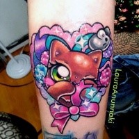 Illustrativer Stil farbiges Unterarm Tattoo von fantastischer Katze mit Sternen und Bogen