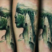 Illustrativer Stil farbiges Unterarm Tattoo von Mannes Porträt mit Wasserfall