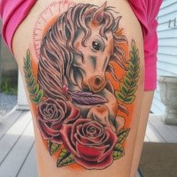 Illustrativer Stil farbiges Pferd Tattoo mit Rosen und Feder und Blättern