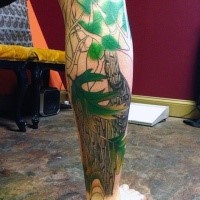 Illustrativer Stil farbiges Bein Tattoo von Bäumen mit den Bergen
