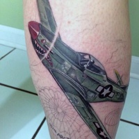 Illustrativer Stil farbiges Bein Tattoo mit WW2 Jagdflugzeug