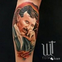 Illustrativer Stil farbiges Bein Tattoo mit Nikola Tesla