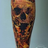 Illustrativer Stil farbiges Bein Tattoo mit brennendem Schädel