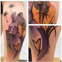 Illustrativer Stil farbiges Bein Tattoo von Kaninchen mit Blumen
