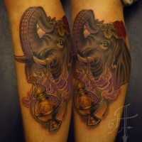 Illustrativstil farbiger Unterschenkel Tattoo des großen Elefantes mit Lampe
