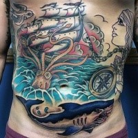 Illustrativer Stil farbiges Piraten Segelschiff Tattoo am Bauch mit Hai, Kompass und Tintenfisch