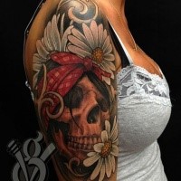 Illustrativer Stil farbiges Schulter Tattoo des menschlichen Schädels mit Blumen