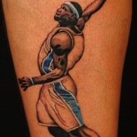 Illustrativer Stil farbiges Schulter Tattoo des Basketball Spielers