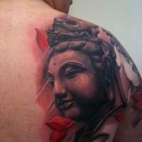 Illustrativer Stil farbiges Schulter Tattoo von großer Buddha Statue