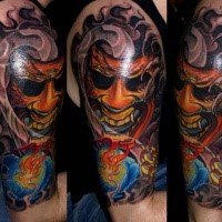 Illustrativer Stil farbiges Schulter Tattoo von dämonischer Maske mit Nebel