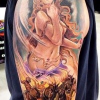 Illustrativstil farbiger Oberarm Tattoo der verlockenden Frau mit Pferde