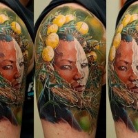 Illustrativer Stil farbiges Schulter Tattoo mit  Tribal Frau