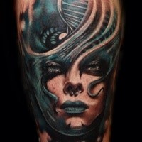 Illustrativstil farbiger Tattoo des weiblichen Gesichtes mit DNS
