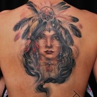 Illustrativer Stil farbiges Rücken Tattoo am oberen Rücken mit Porträt der indianischen Frau