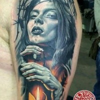 Illustrativer Stil farbiges Porträt  der Frau Tattoo auf der Schulter mit Kerze