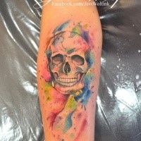 Illustrativer Stil buntes Unterarm Tattoo des menschlichen Schädels