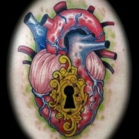Estilo ilustrativo detalhado e colorido coração humano estilizado com pequeno buraco da fechadura