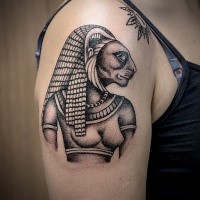 Illustrativstil tinteschwarzer Schulter Tattoo der Ägzptischen Göttin