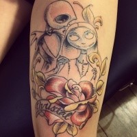 Illustrativer Stil Oberschenkel Tattoo Nightmare before Christmas Paar mit Blumen und Schriftzug