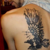 Beeindruckender abstrakter schwarzer fliegender Adler Tattoo am oberen Rücken