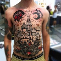 Tatuaje en el pecho y vientre, castillo increíble con monstruo loco