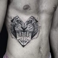 Impressionante tatuaggio del ventre stile asiatico con casco a forma di tigre