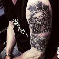 Beeindruckendes schwarzes und weißes großes Schulter Tattoo mit antikem Krieger im Sturzhelm