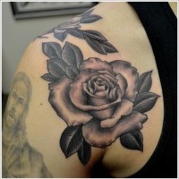 Tatuaje en el hombro, rosa elegante de colores negro y blanco