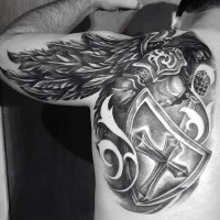 Tatuaje fantástico guerrero con alas y escudo en negro y blanco en el hombro y el antebrazo