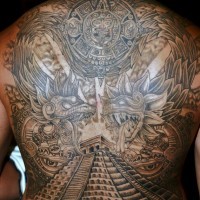 Tatuaje en la espalda completa, tema de  maya fascinante de colores negro blanco