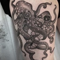 Beeindruckender schwarzer und weißer Oktopus mit Astronauten Tattoo am Oberschenkel