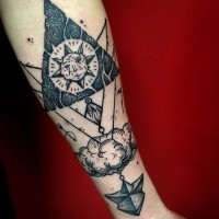 Beeindruckender schwarzweißer Puzzle mystisches Tattoo am Arm