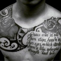 Tatuaje en el pecho,  ornamento elegante con rosas y inscripción