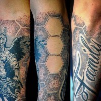 Beeindruckende schwarze Tinte Engel mit Schriftzug und Verzierungen Tattoo am Arm