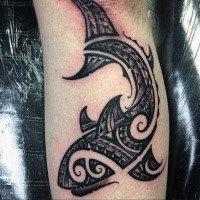Beeindruckendes schwarzes Bein Tattoo von Hai mit polynesischen Verzierungen