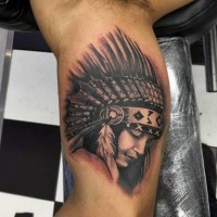 Beeindruckendes schwarzes natürlich aussehendes schwarzes Tattoo mit indianischer Frau am Bizeps
